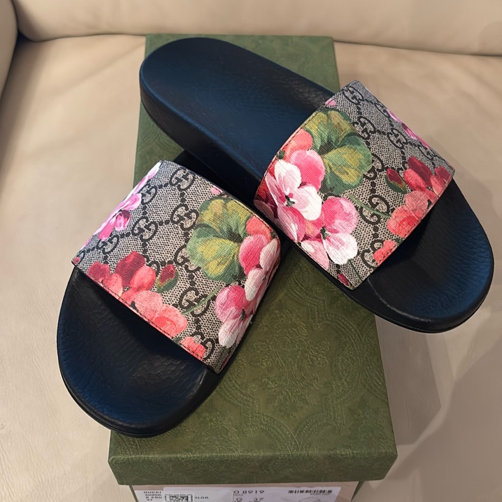 Gucci sandals 37 brand new in original box and dust bags